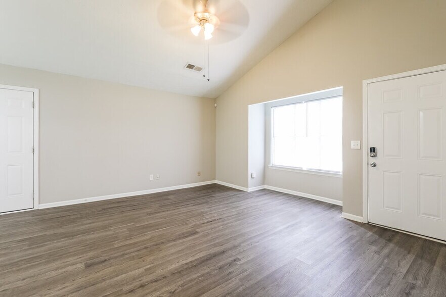 Building Photo - 9512 Forest Knoll Dr