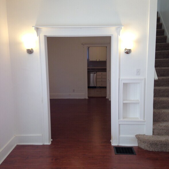 Building Photo - 458 Hallock St