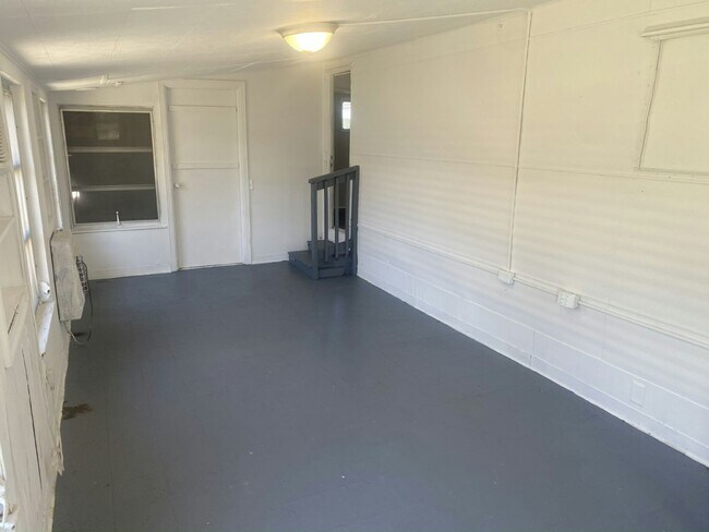 Building Photo - 4 Circle Dr