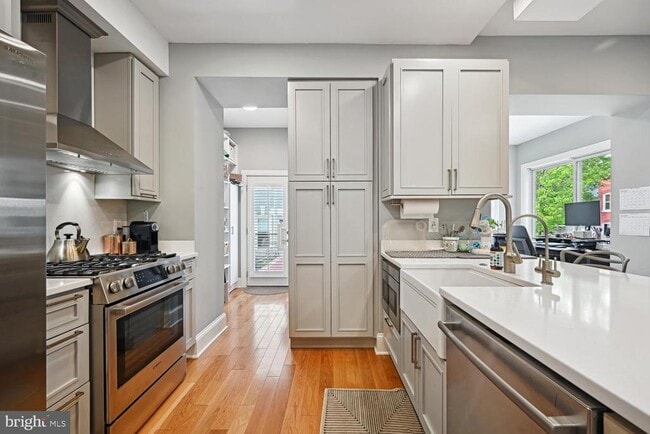 Building Photo - 522 F St NE