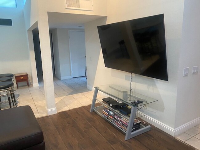 Building Photo - 3 bed plus 2 bathroom - Palm Springs