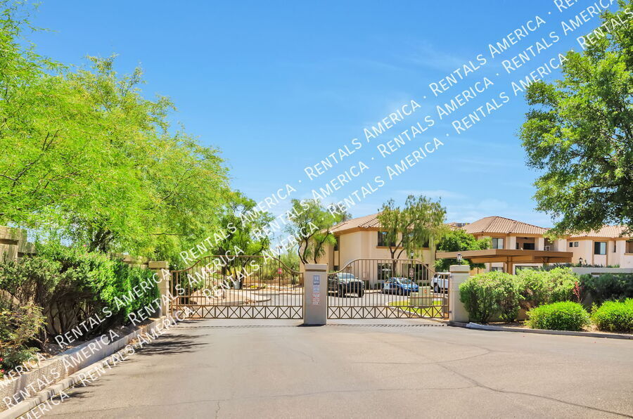 Building Photo - 2550 E River Rd