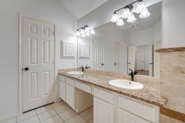 Building Photo - 22926 Rainbow Bend Ln