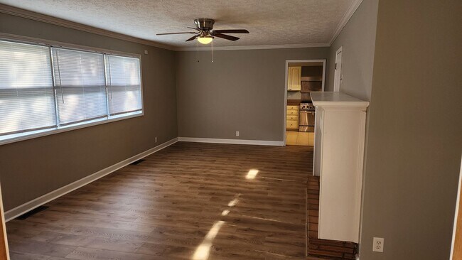 Building Photo - 3 BR Home Across From Country Club Golf Co...