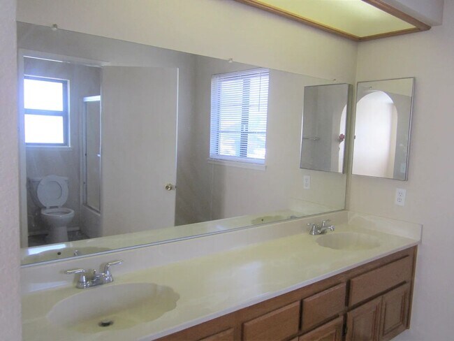 Building Photo - Nice 3 BR in Great MoVal Neighborhood