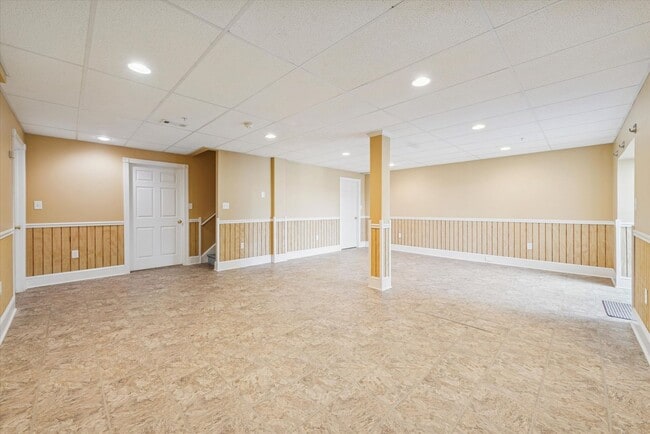 Building Photo - Avaible now, 3B/2.5B Townhome in Whiteland Woods!