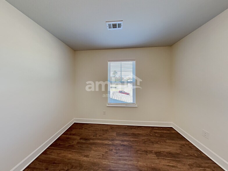 Building Photo - 2920 Throneberry Ln