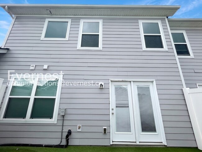 Building Photo - 3 Bed/3 Bath Townhome with Garage / Available Now!