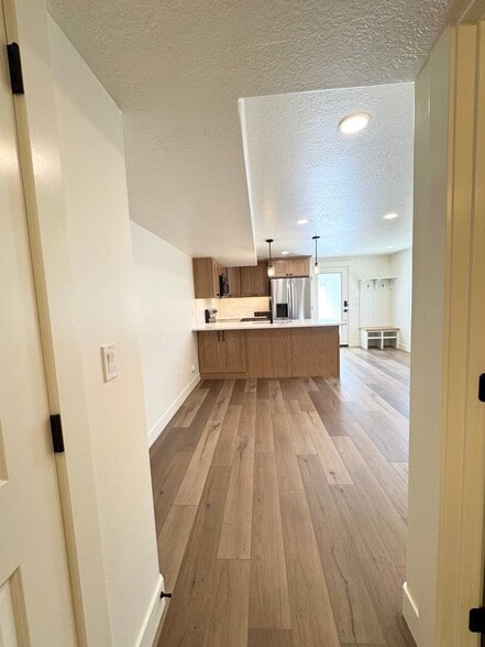 Building Photo - 698 S Lake View Dr