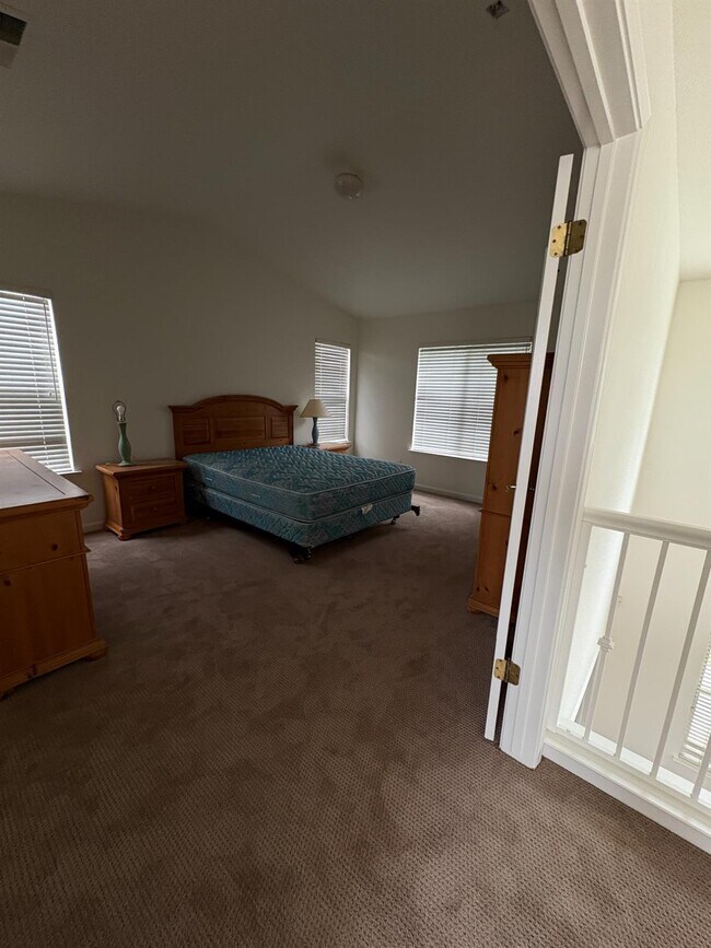 Building Photo - 3437 Greenfield Ave