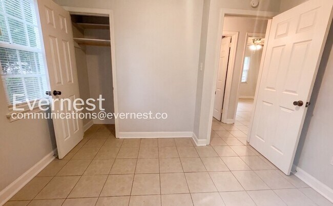 Building Photo - Cozy Home with Fenced Yard and Parking. / 3 Bed & 1 Bath / Availability Now!
