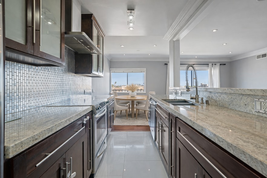 Building Photo - 1115 S Elm Dr