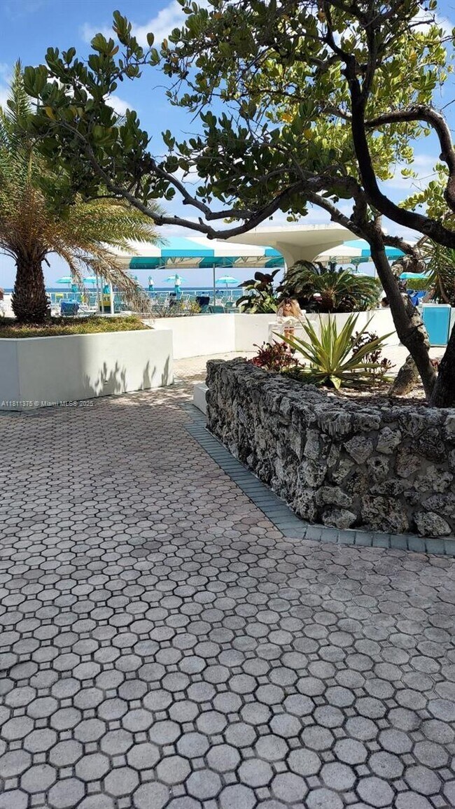 Building Photo - 3140 S Ocean Dr
