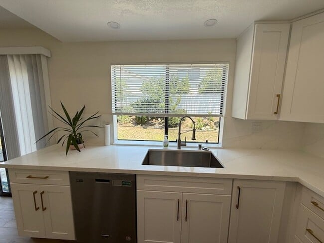 Building Photo - Updated 3 Bedroom Detached Home in Woodbri...