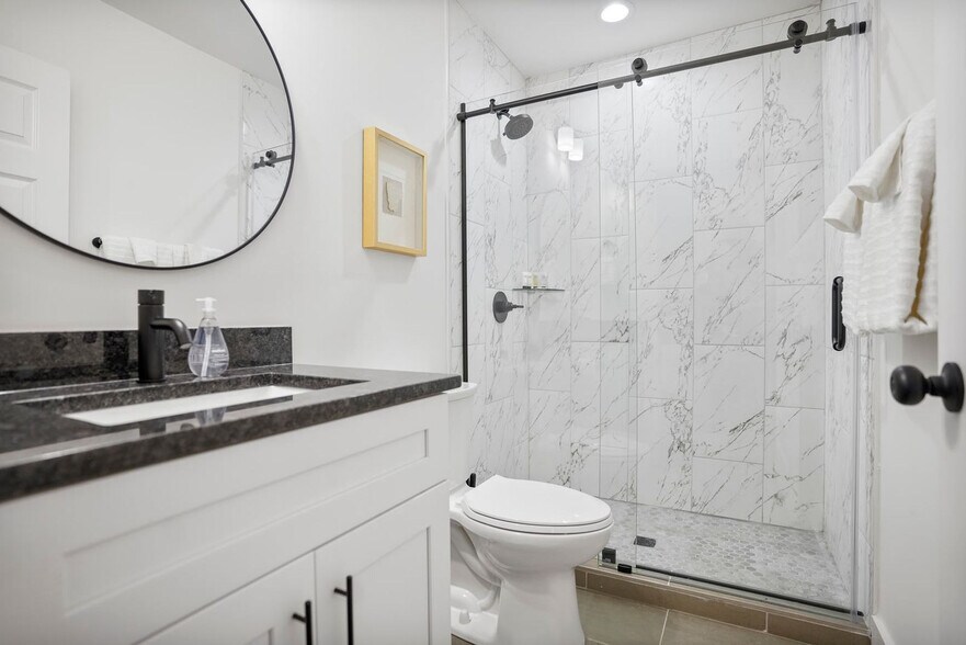 Building Photo - 975 Shadowridge Dr SE