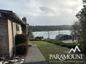 Building Photo - Cozy and centrally located waterfront views!