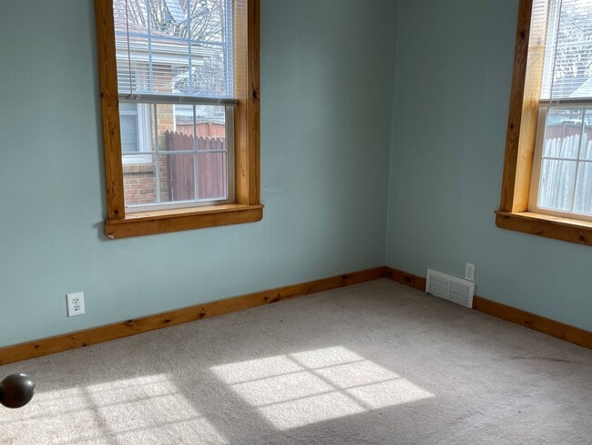 Building Photo - Cute Home in the Heart of Green Bay! PETS WELCOME