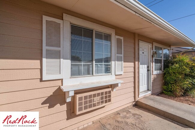 Building Photo - Charming 2 Bed / 1 Bath Apartment in a Prime Location