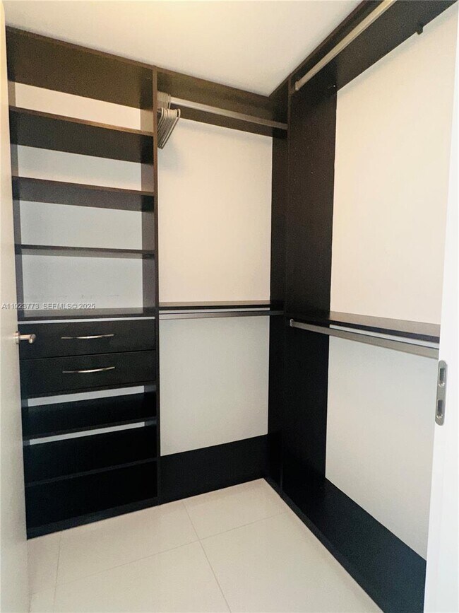 Building Photo - 200 Biscayne Blvd Way