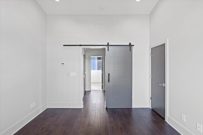Building Photo - 250 Domain Way