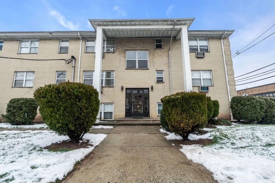 Interior Photo - Astoria Manor