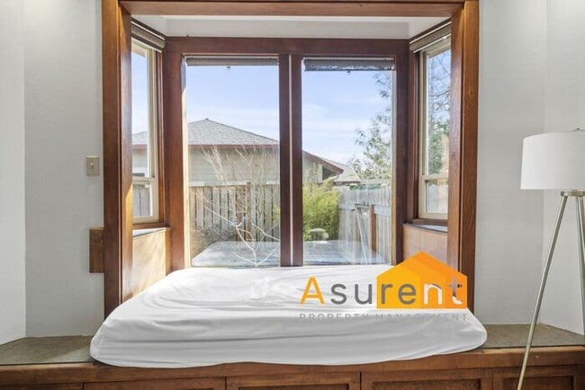 Building Photo - Amazing Fully Renovated Custom Furnished H...