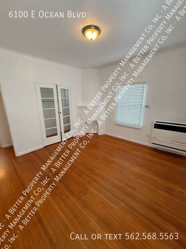 Building Photo - Lower Bright Corner Unit w/Hardwood Floors...