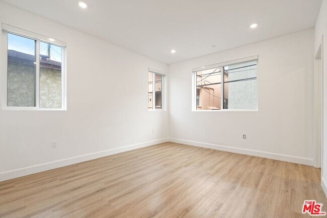 Building Photo - 1832 S Barrington Ave
