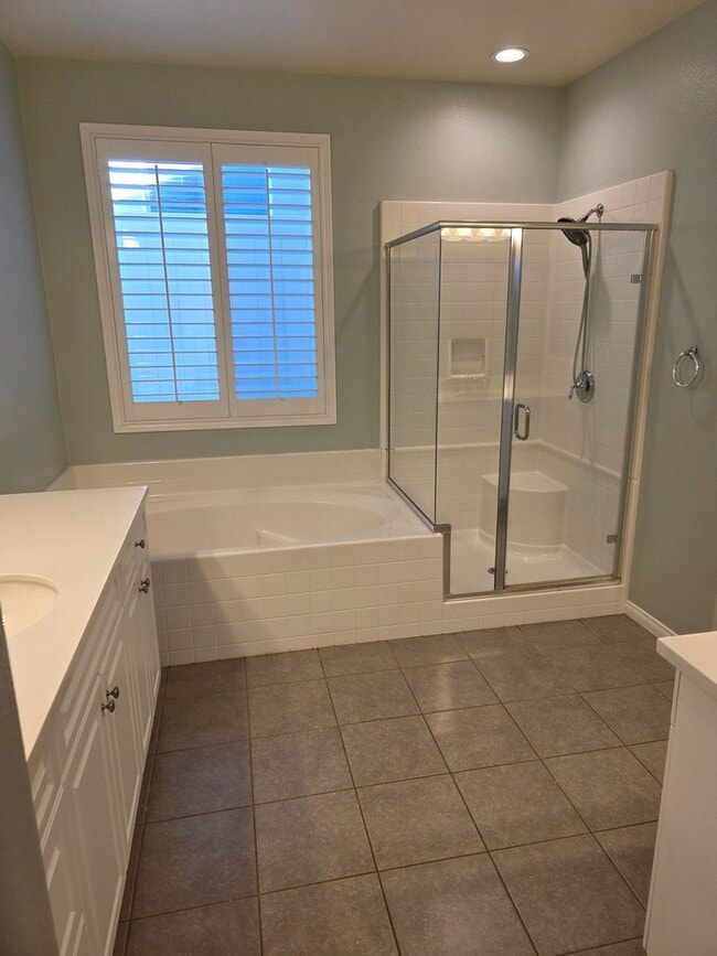 Building Photo - Gorgeous Single Level, 4 Bedroom Pool Home with Solar!