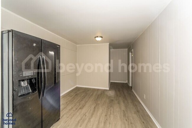 Building Photo - Spacious 3-edroom, 1.5-Bath home available...
