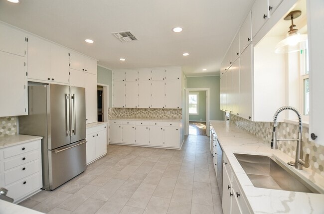 Building Photo - 803 Austin St