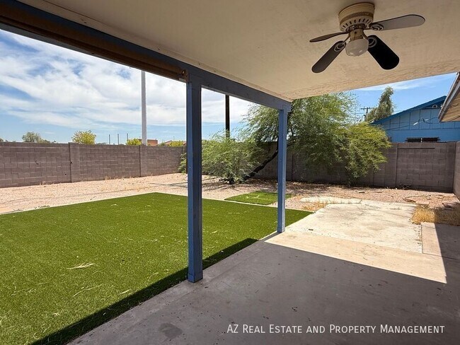 Building Photo - 1725 S Farmer Ave