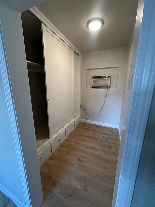 Building Photo - Charming 1-Bedroom Apartment in Short Acre...