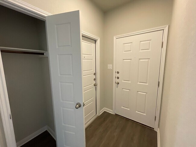 Building Photo - Luxury 3x2 Duplex in Seguin, TX!