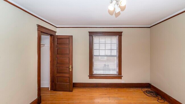 Building Photo - 823 Dewey Ave