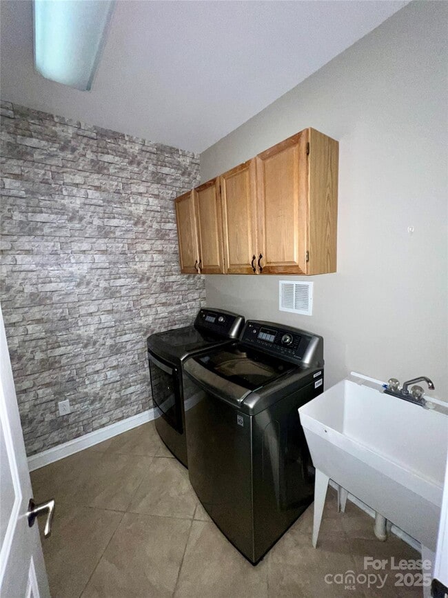 Building Photo - 4432 Shannamara Dr