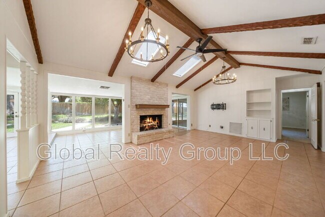 Building Photo - 425 Crestwood Dr