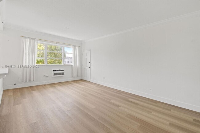 Building Photo - 4710 Pine Tree Dr