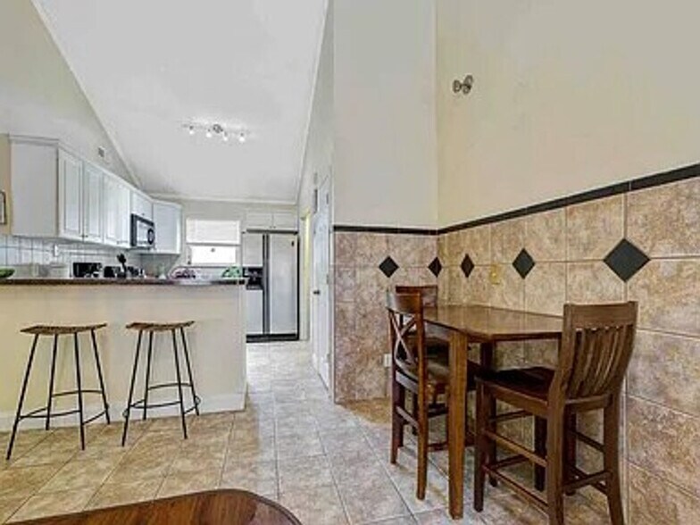 Building Photo - 905 Burnley Rd