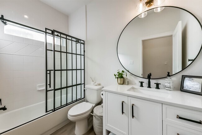 Building Photo - 4515 Lillian St