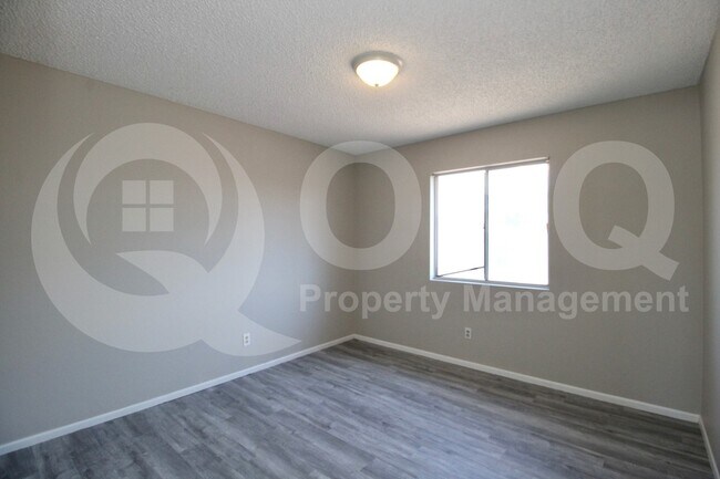 Building Photo - 713 W Mesquite St