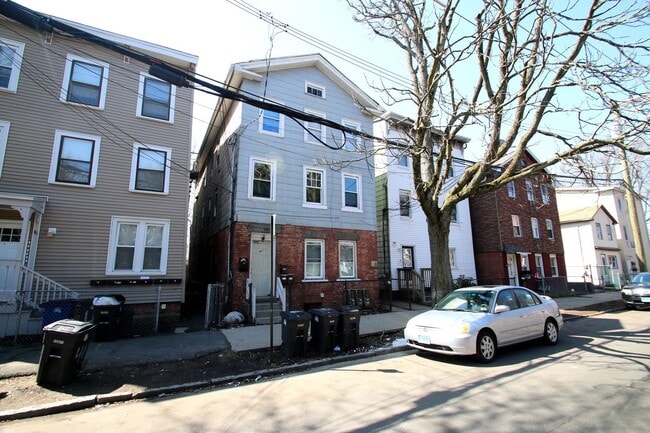 Building Photo - 42 Walnut St