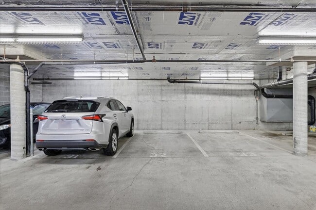 Building Photo - Prime Maple Leaf Bright 2-Bed 2-Bath Corne...