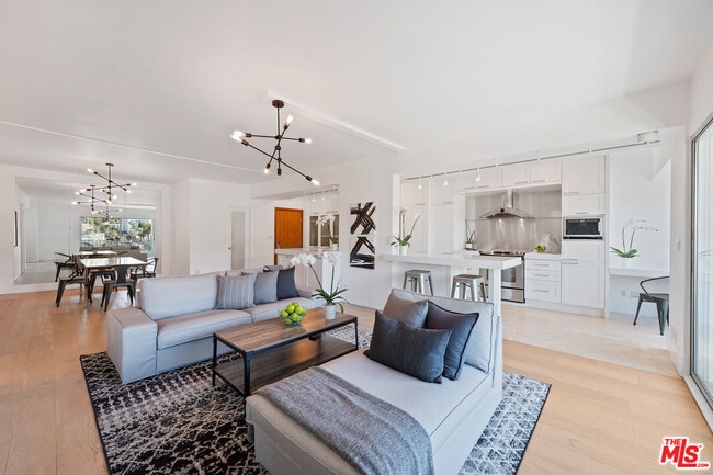 Building Photo - 838 N Doheny Dr