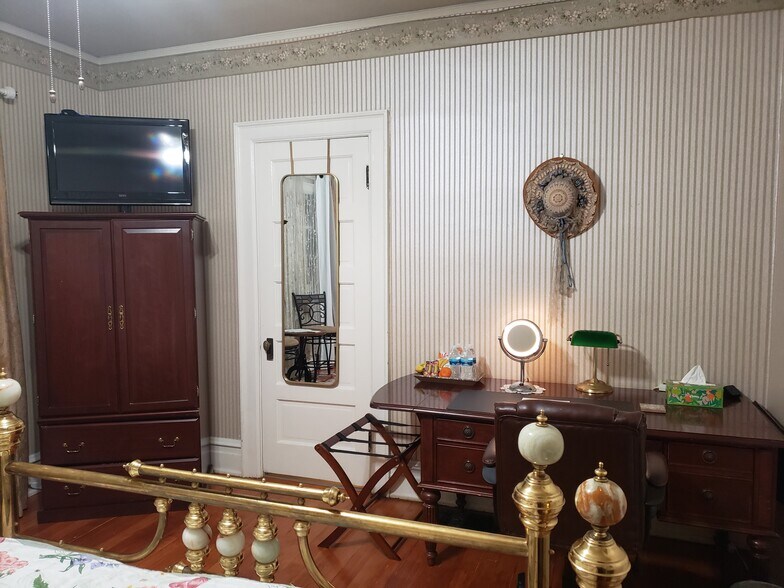 Serenity Room $1400 - 2374 Mission Inn Ave