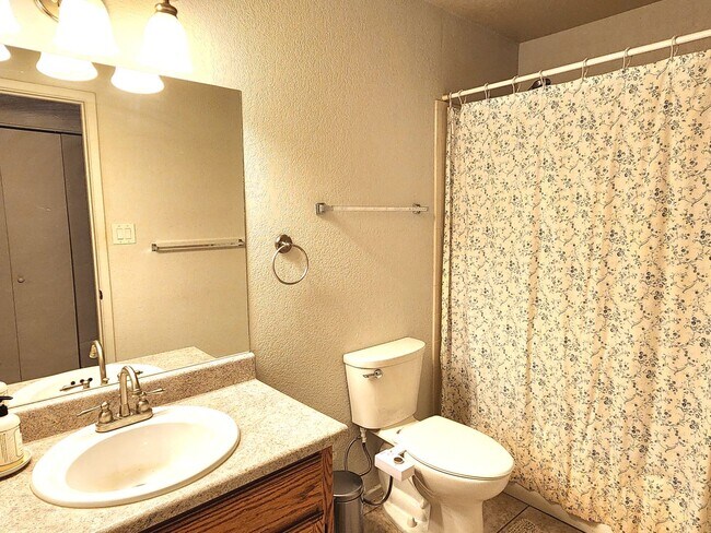 Building Photo - 4 bedroom, 2 bath in Ocotillo subdivision