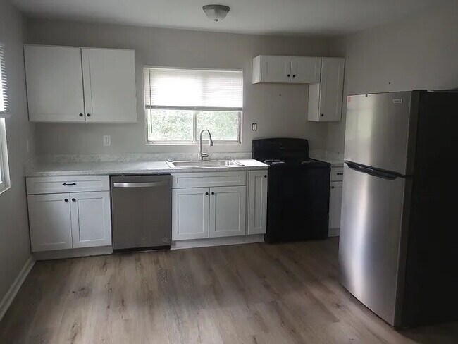 Building Photo - 3 Bedroom 2 Bathroom