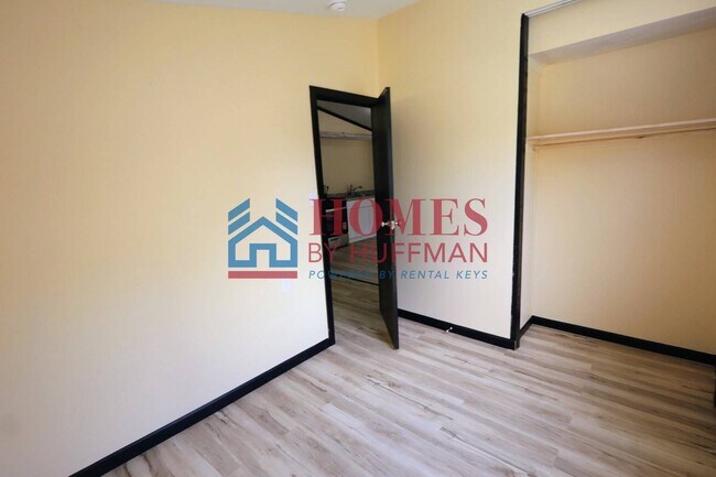 Building Photo - Three Bedroom | Detached Garage