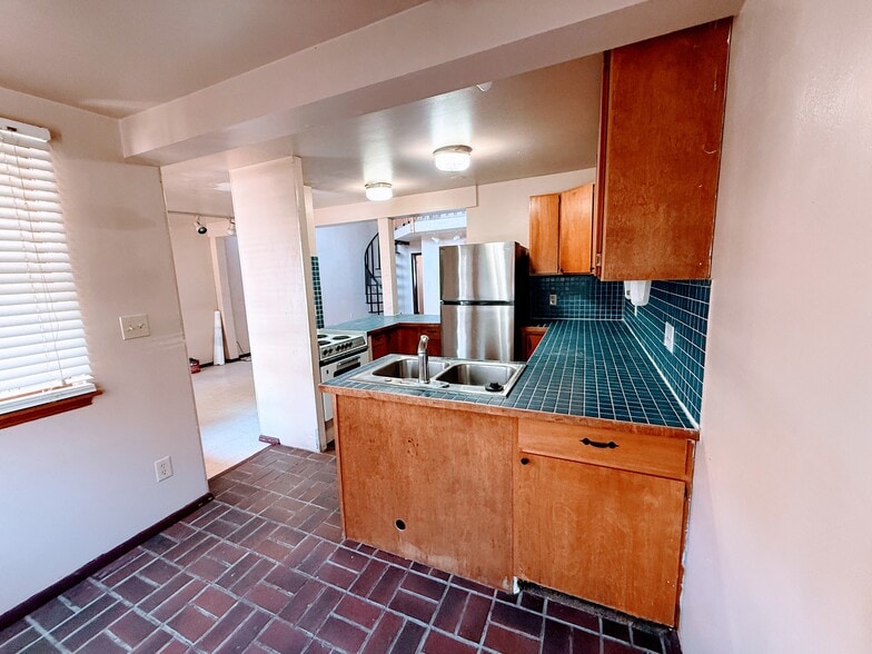 Building Photo - 539 Adams Ave