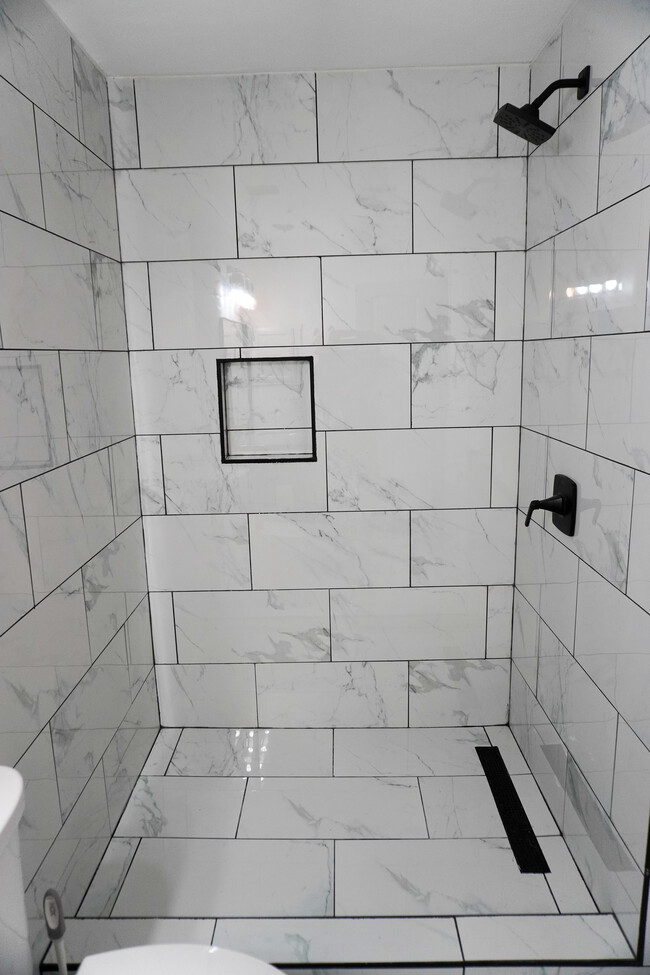 Master Bath - 5204 Summer Dr